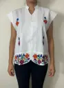 Blusa blanca bordada con flores multicolor