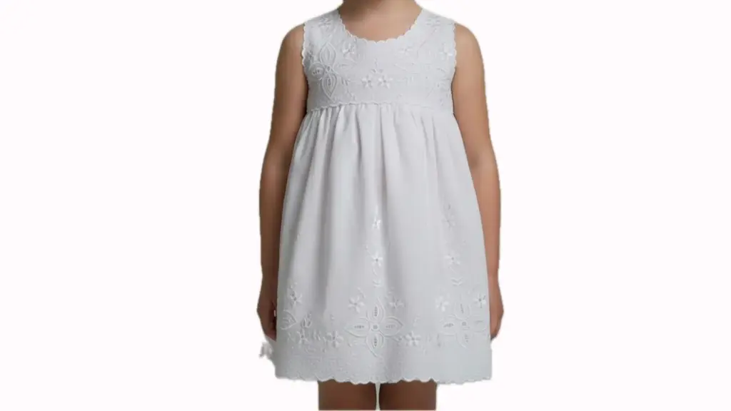 Vestido infantil completamente blanco 