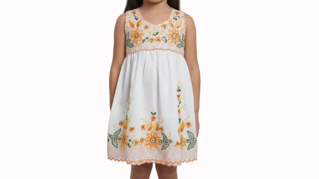 Vestido infantil blanco con bordados naranjas y flores amarillas 