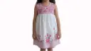 Vestido infantil blanco con bordes rosas y flores rosas 