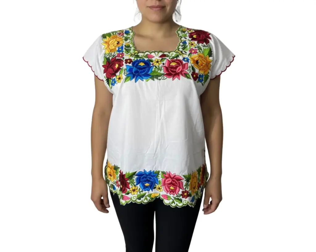 Blusa con colores diversos de flores bordadas y bordes verdes