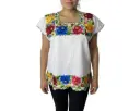 Blusa con colores diversos de flores bordadas y bordes verdes