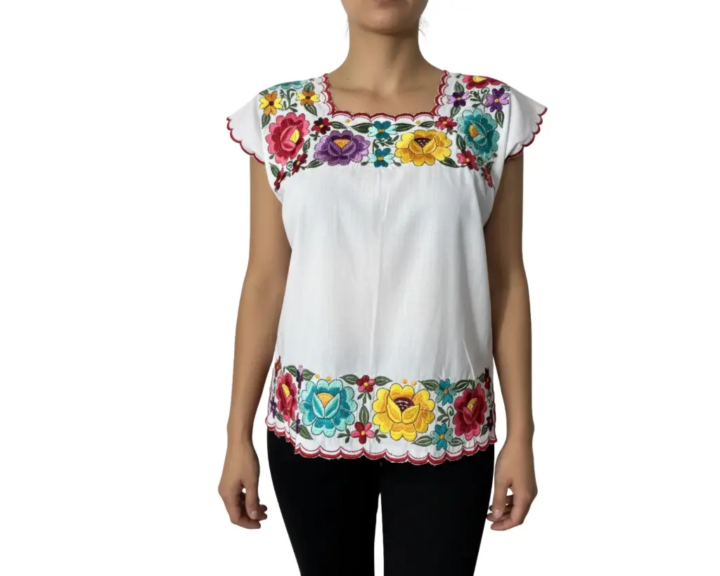 Blusa blanca con bordes rojos y flores rojas y moradas 