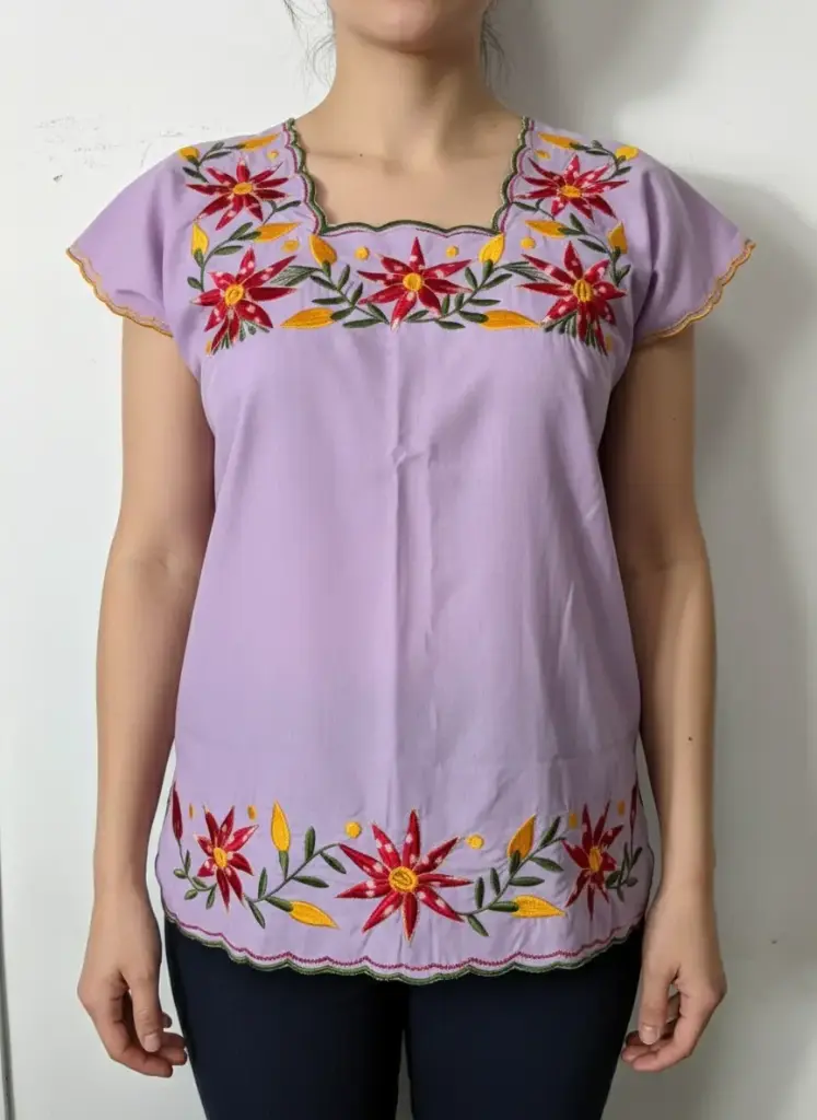 Blusa lila con flores multicolor verde, amarillo y verde con orillas verdes 