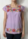 Blusa lila con flores multicolor verde, amarillo y verde con orillas verdes 