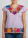 Blusa lila con bordado multicolor con orillas rojas 