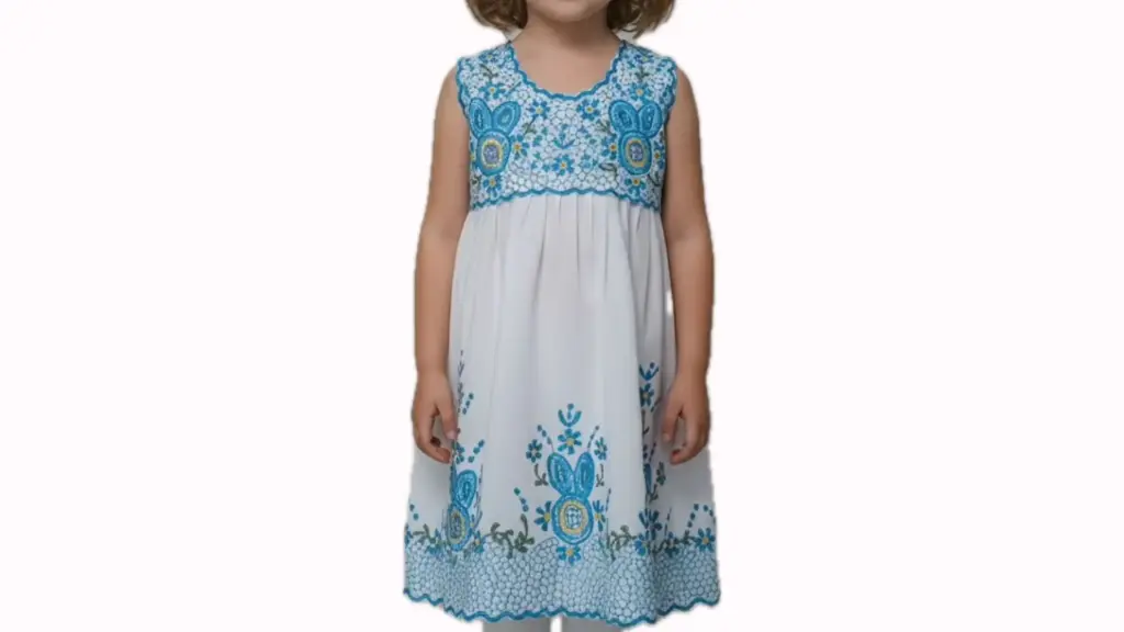 Vestido infantil blanco con bordados azules 