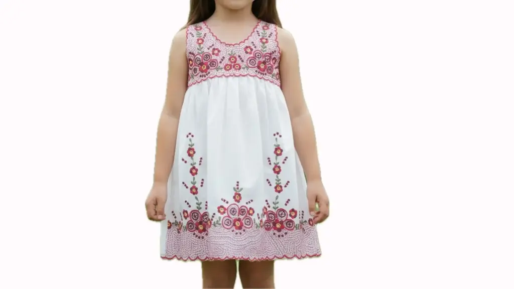 Vestido infantil blanco con bordes rojos y flores rojos 