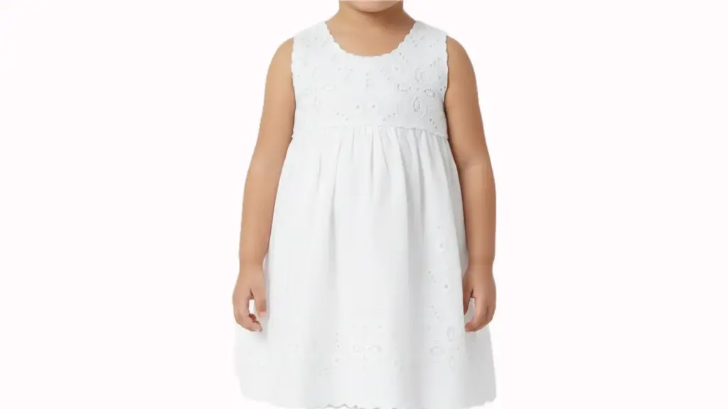 Vestido infantil de color blanco