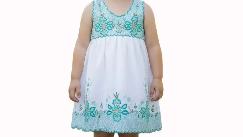 Vestido infantil blanco con bordes y flores azules 