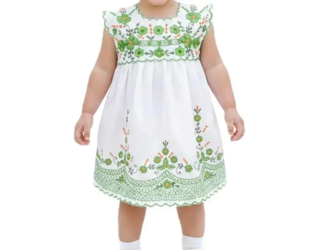 Vestido infantil blanco con flores y bordes verdes