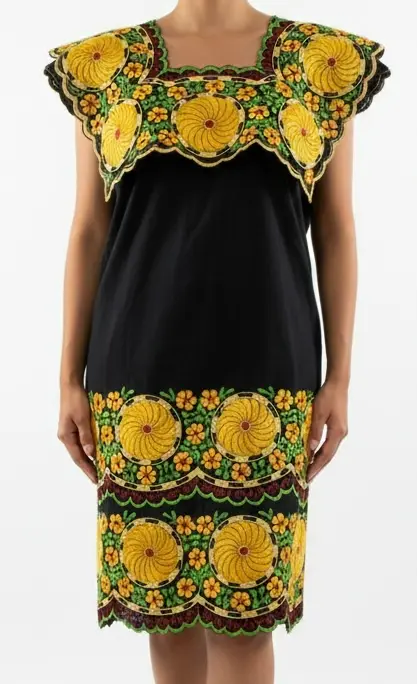Vestido negro con bordado de flores circulares doradas y detalles verdes y rojo