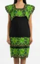 Vestido negro con bordado de flores circulares verdes y detalles verde bajo