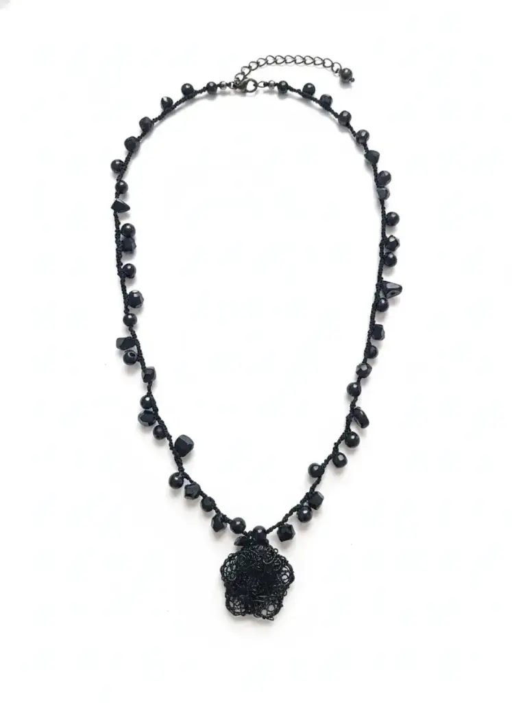 Collar de cuarzo con dije negro