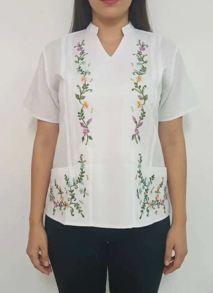 Blusa blanca abotonada con bordado de flores 