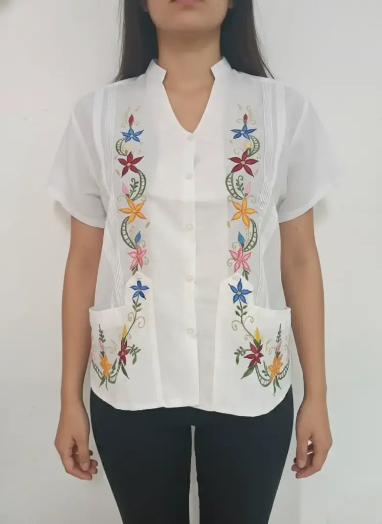 Blusa blanca abotonada con bordado de flores 