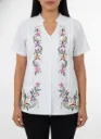 Blusa blanca abotonada con bordado de flores