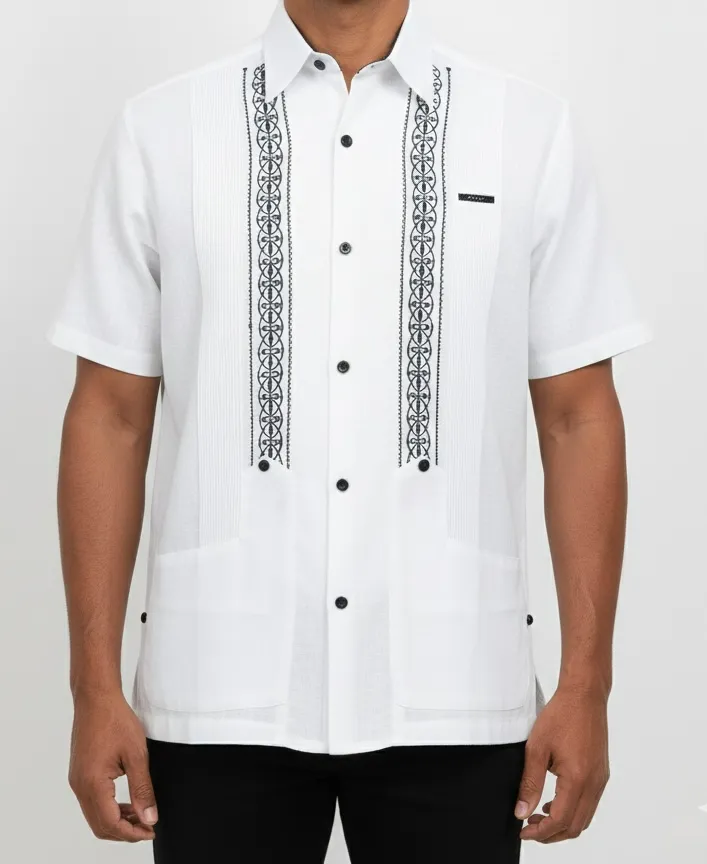 Guayabera blanca con decoraciones en color negro