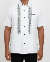 Guayabera blanca con decoraciones en color negro