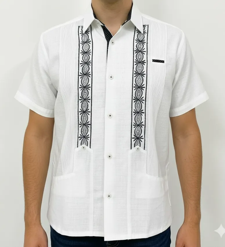 Guayabera blanca con decoraciones y cuello interno en negro
