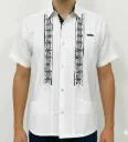 Guayabera blanca con decoraciones y cuello interno en negro