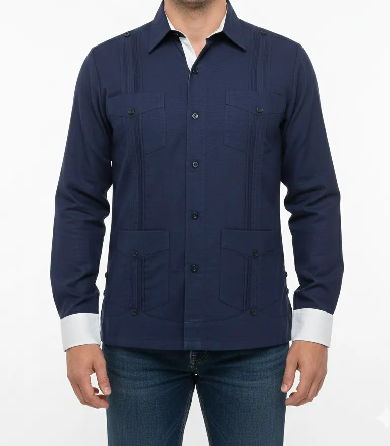 Guayabera azul marino con muñequeras blancas