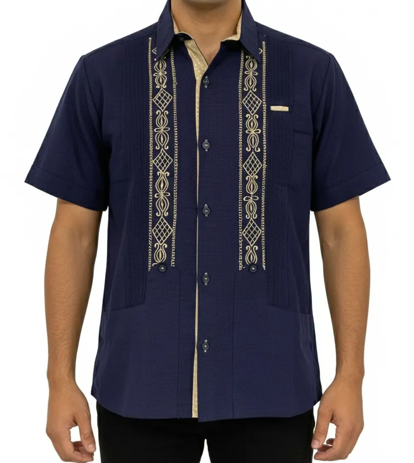 Guayabera azul con bordados dorados