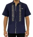 Guayabera azul con bordados dorados