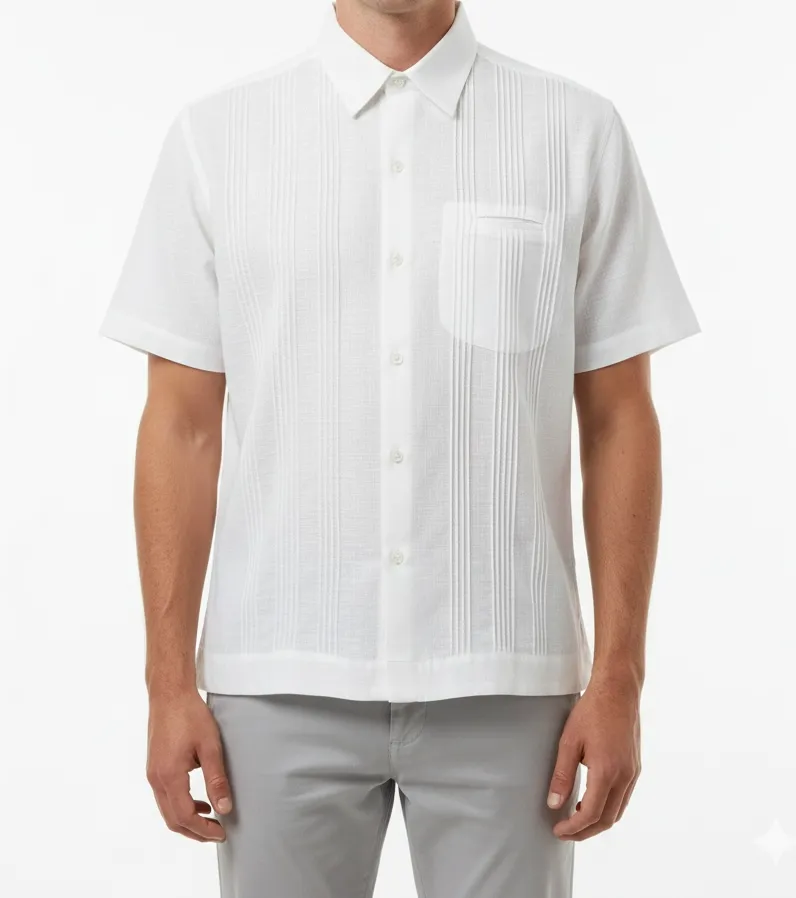 Guayabera blanca con una bolsa lateral