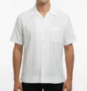 Guayabera blanca con una bolsa lateral