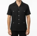 Guayabera negra con botones blancos